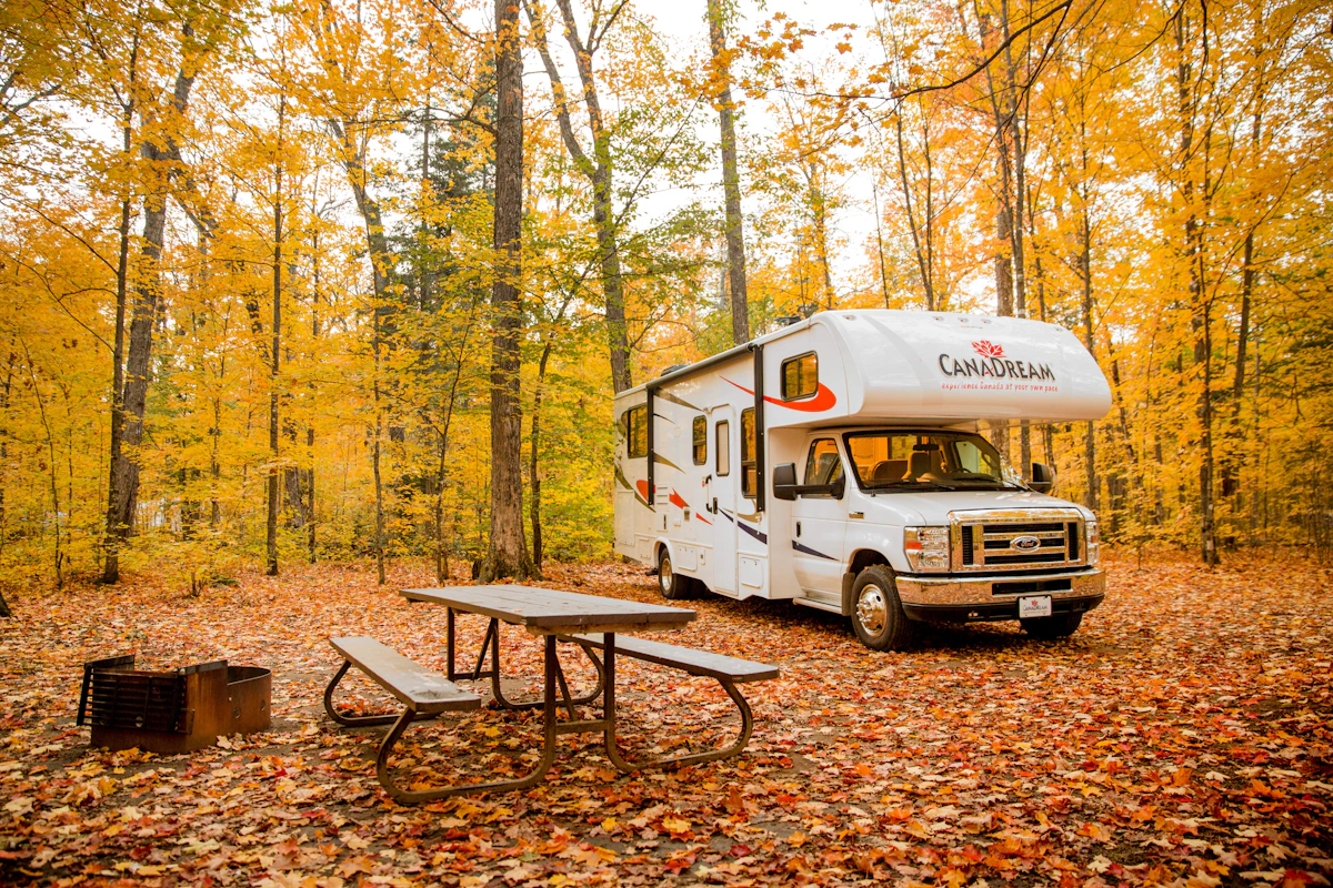 HDFahrzeugeCanadreamMHBMidi Motorhome MHB Exterior Scenic Fall Camping