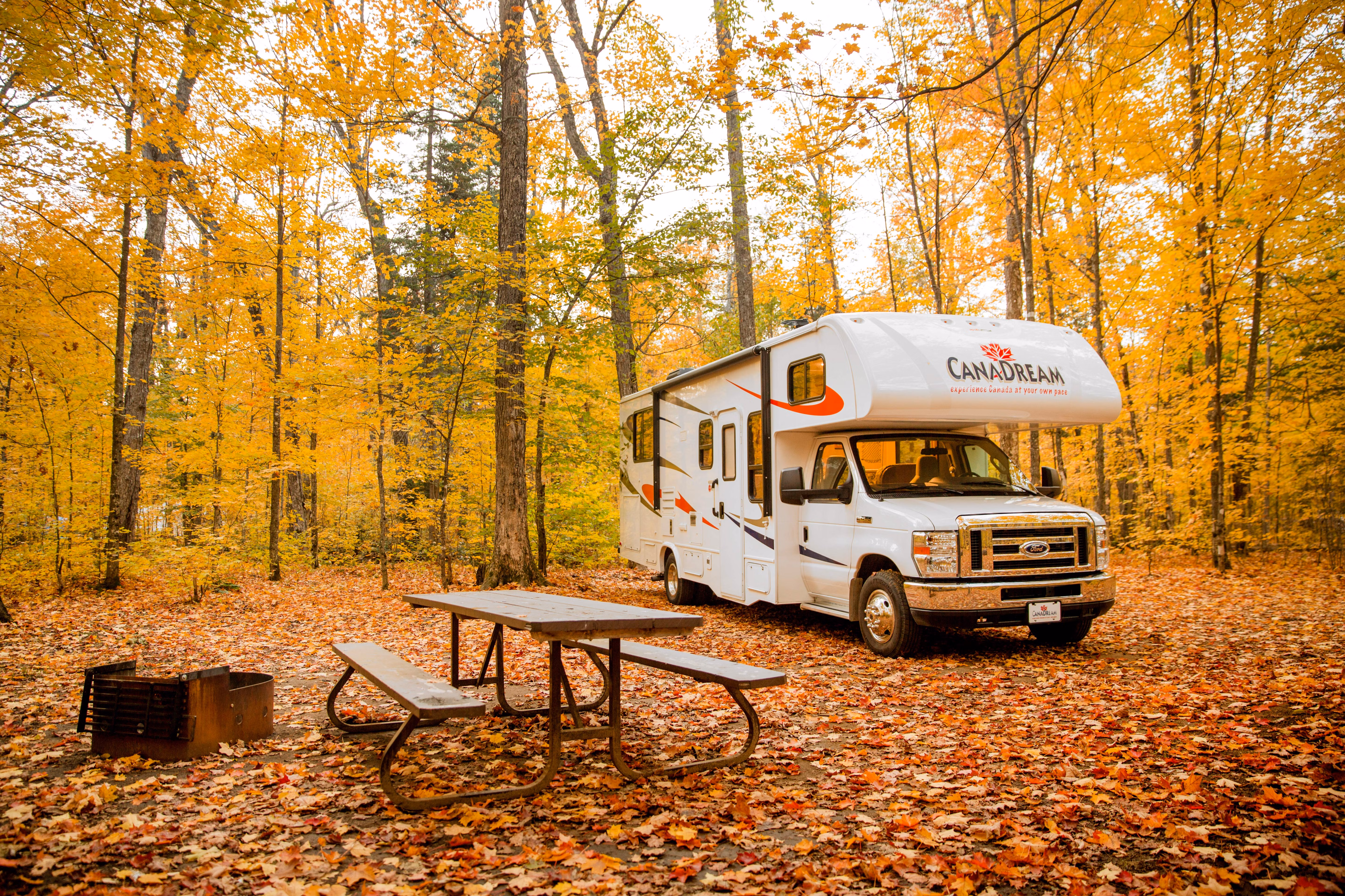 HDFahrzeugeCanadreamMHBMidi Motorhome MHB Exterior Scenic Fall Camping