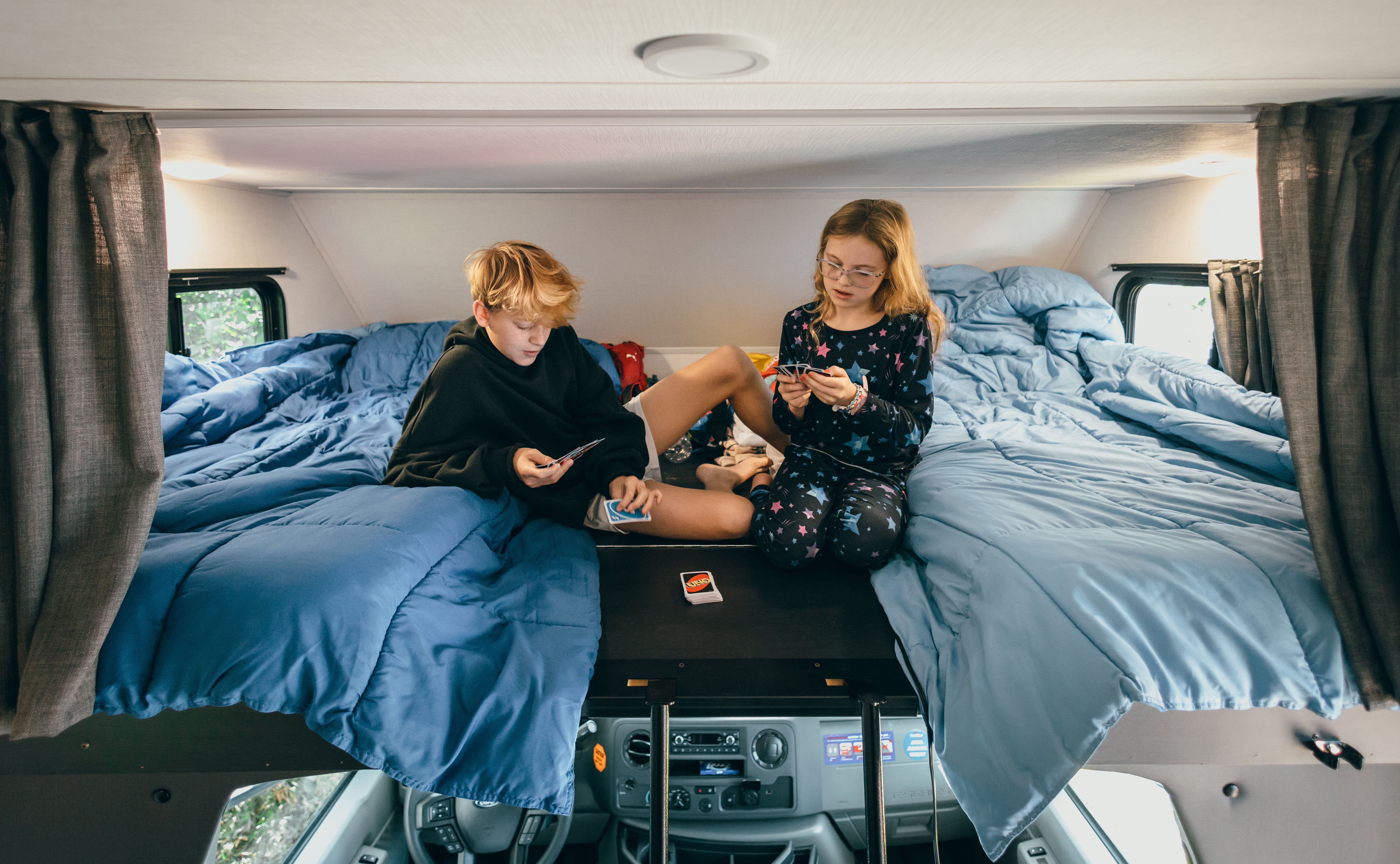 HDFahrzeugeCanadreamMHCCompact Motorhome MHC Canada children playing Uno on 