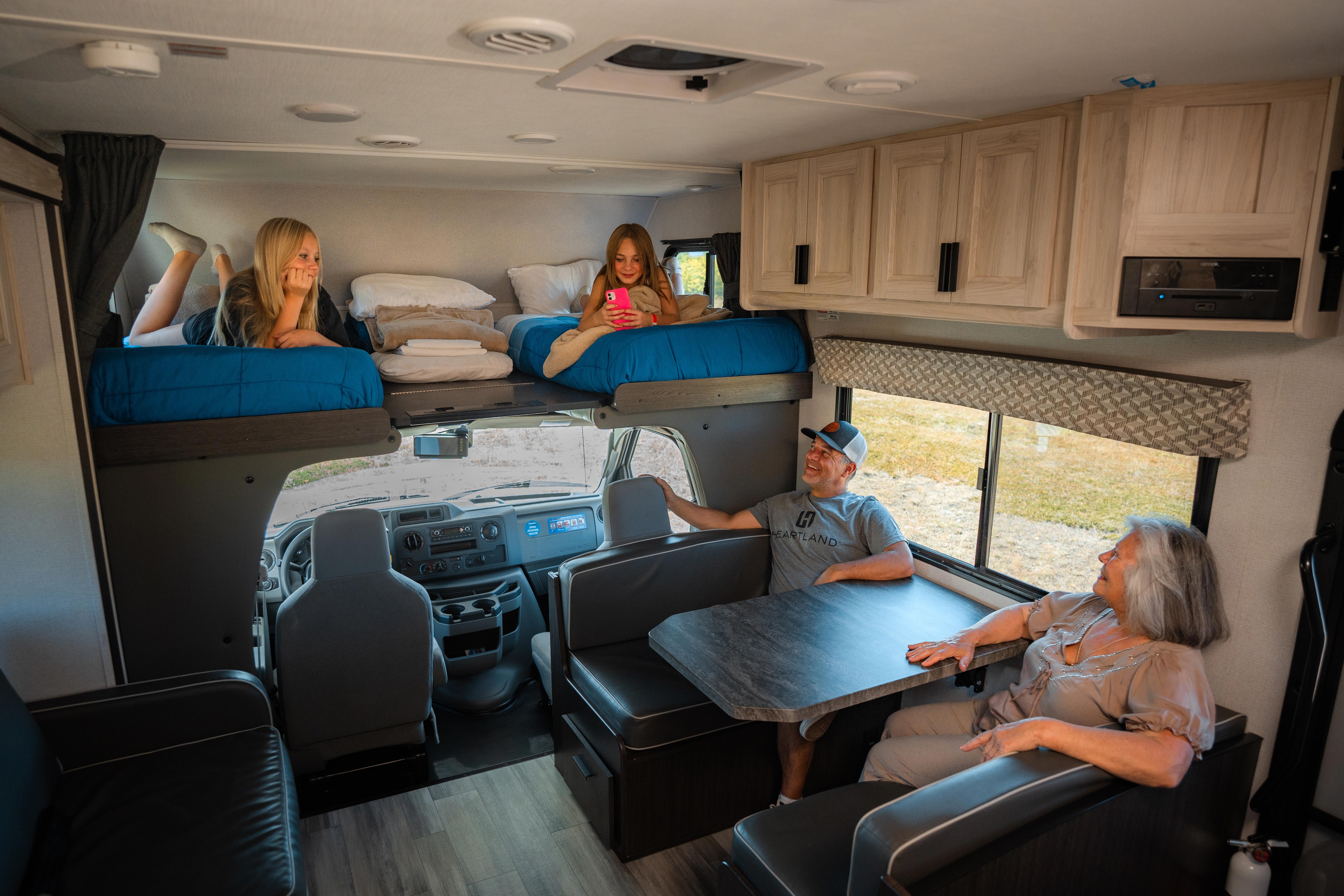 HDFahrzeugeCanadreamMHXMaxi Plus Motorhome MHX Canada Alberta family hanging