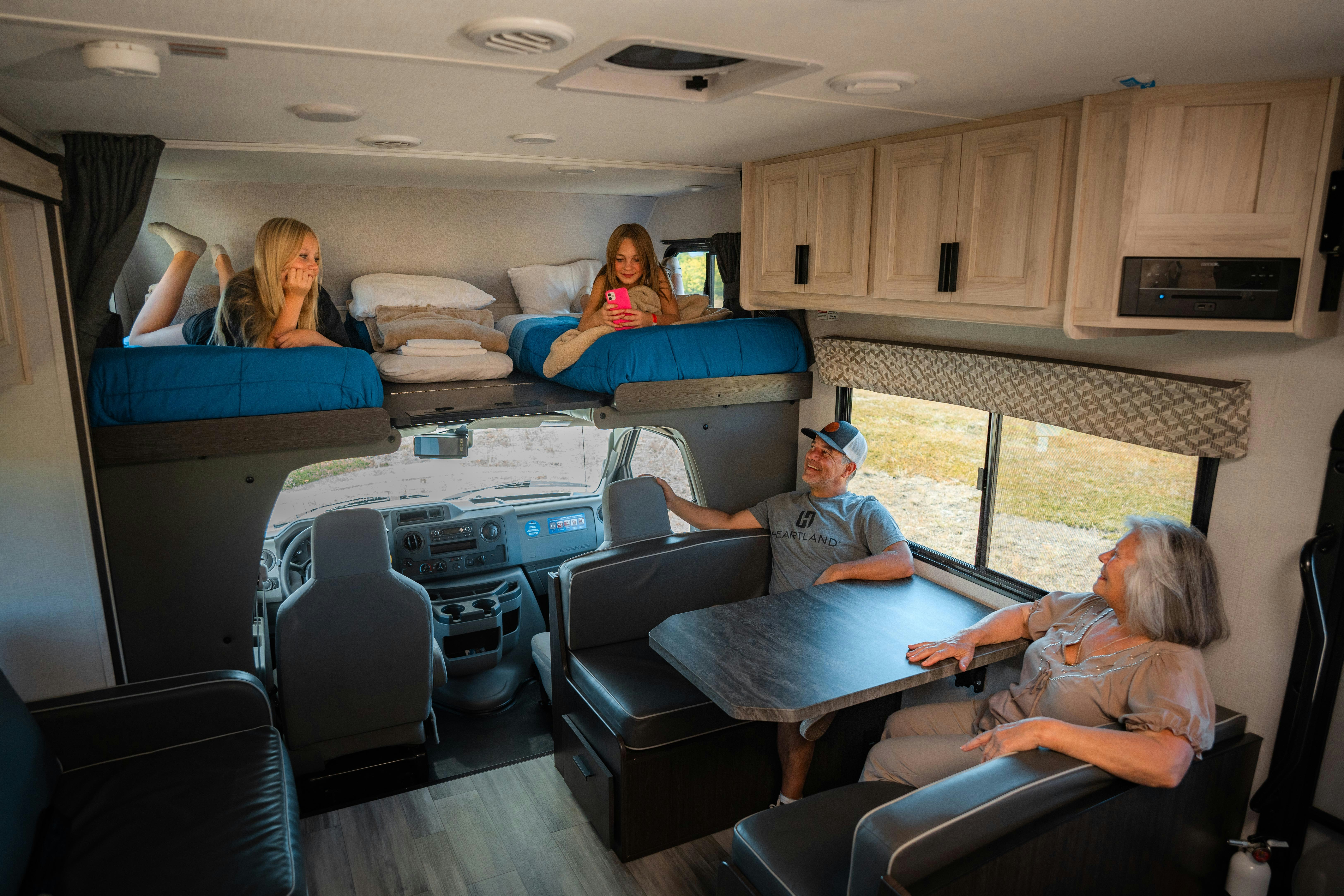 HDFahrzeugeCanadreamMHXMaxi Plus Motorhome MHX Canada Alberta family hanging