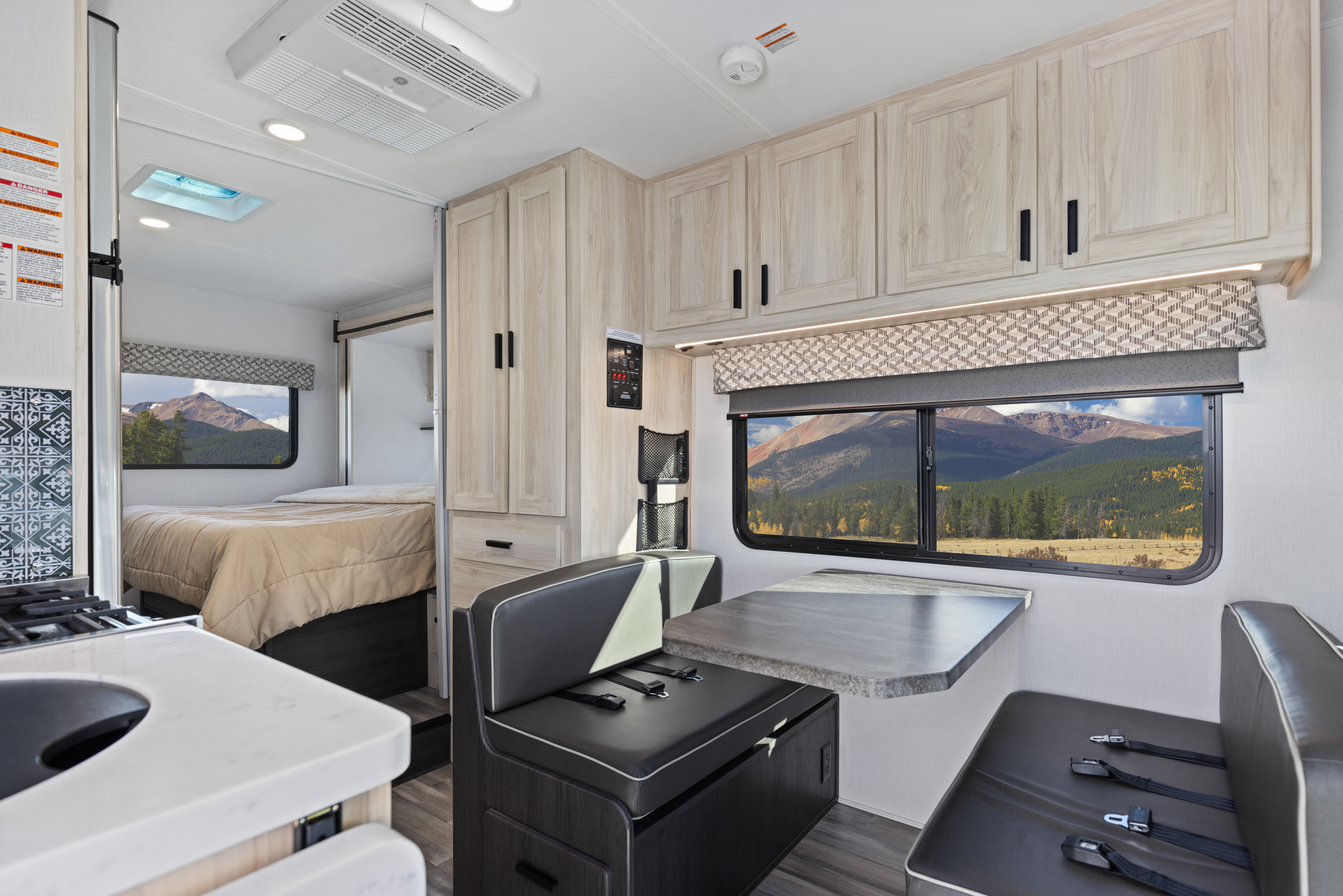 HDFahrzeugeCanadreamSVCSuper Van Camper SVC Interior 001