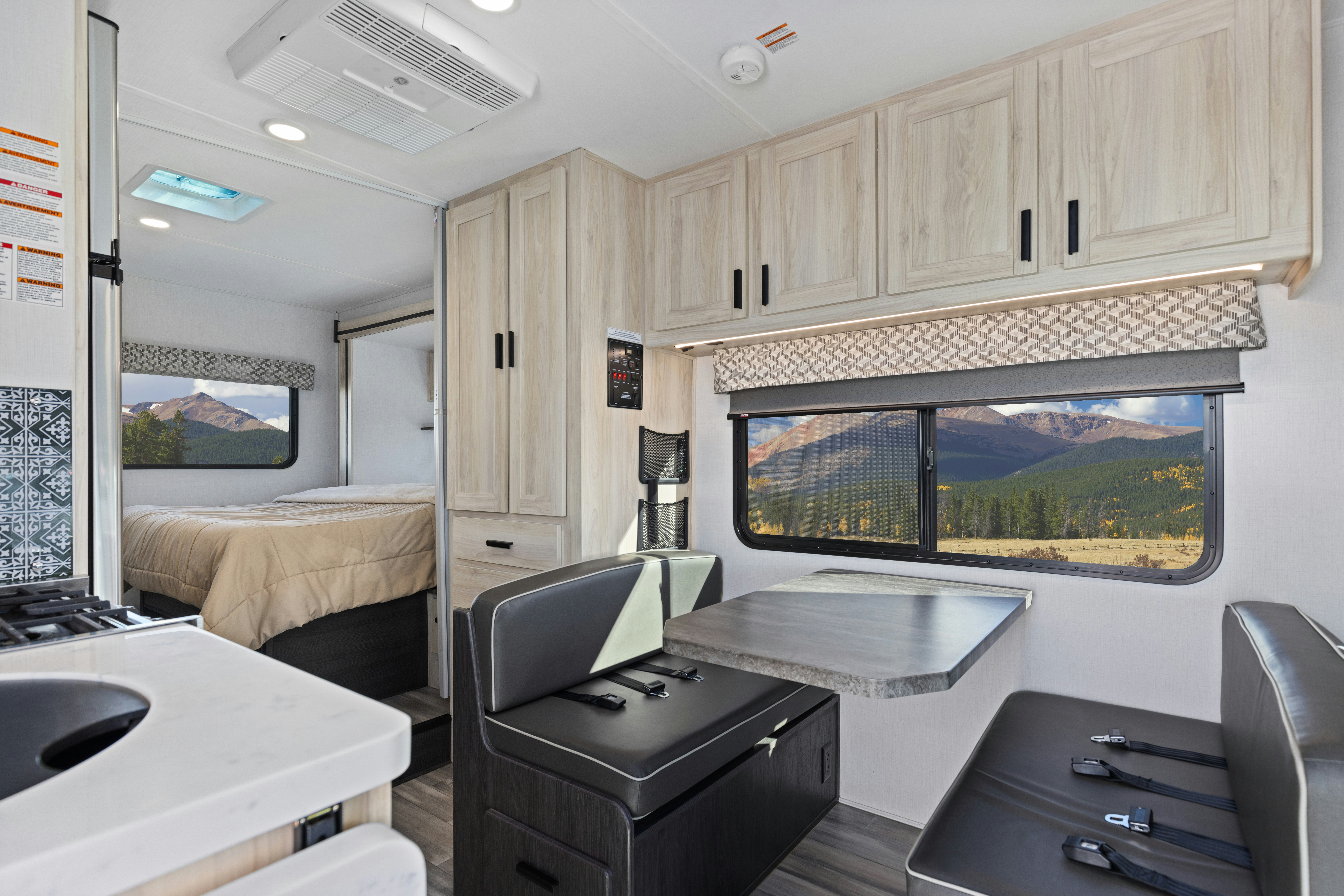HDFahrzeugeCanadreamSVCSuper Van Camper SVC Interior 001