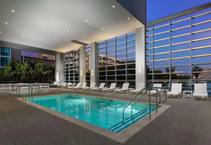 HotelCaliforniaHampton Inn Suites Santa Monica Pool
