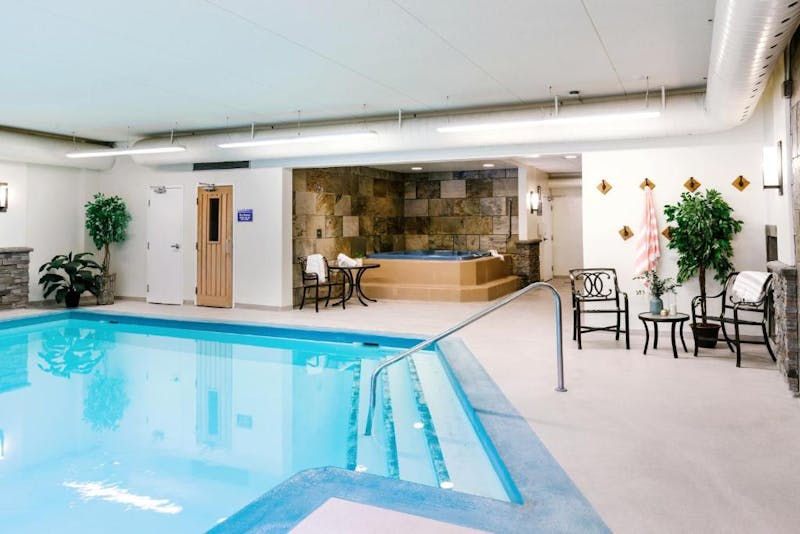 HotelAlbertaJasperLobstick Lodge Innenpool