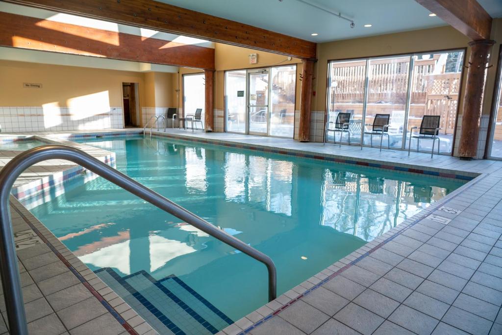 HotelKanadaBanff Rocky Mountain Resort Pool