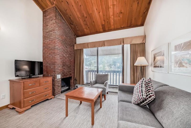 HotelKanadaJasper Inn Suites by INNHotels Livingroom