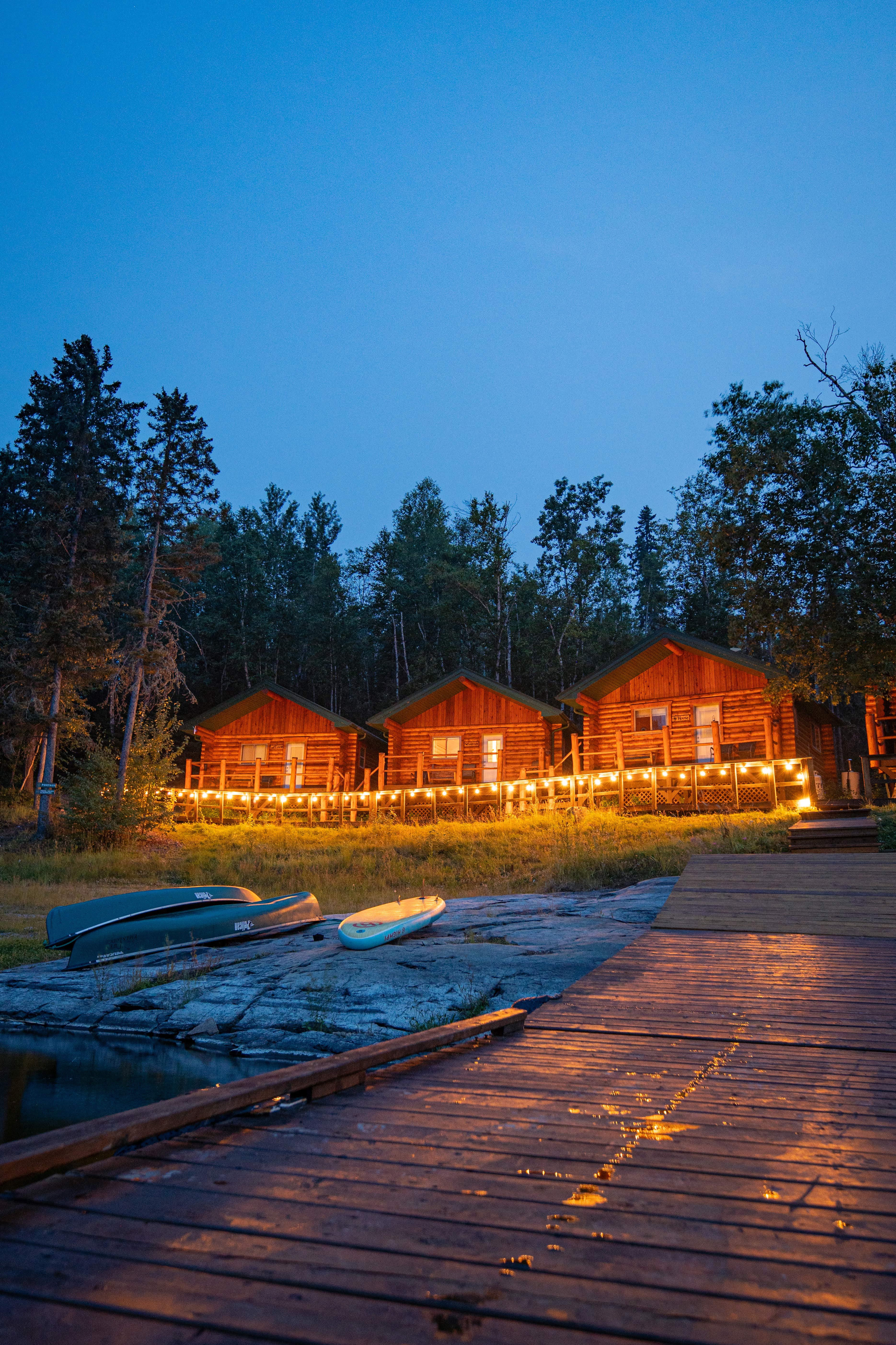 HDSaskatchewanTwin Falls LodgeWohneinheiten abends