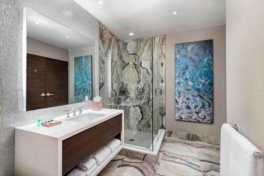 HDHotelOntarioTorontoThe Westin Harbour CastleBad