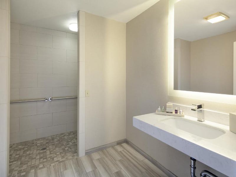 HDHotelCaliforniaPismo BeachSpyglass InnBad