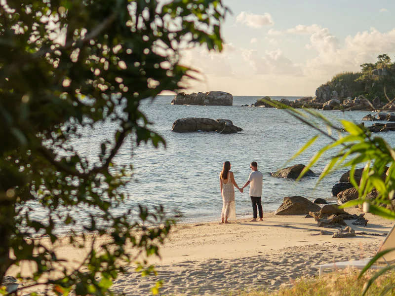 HDAustralienQLDLizard Islandactivities couple beach