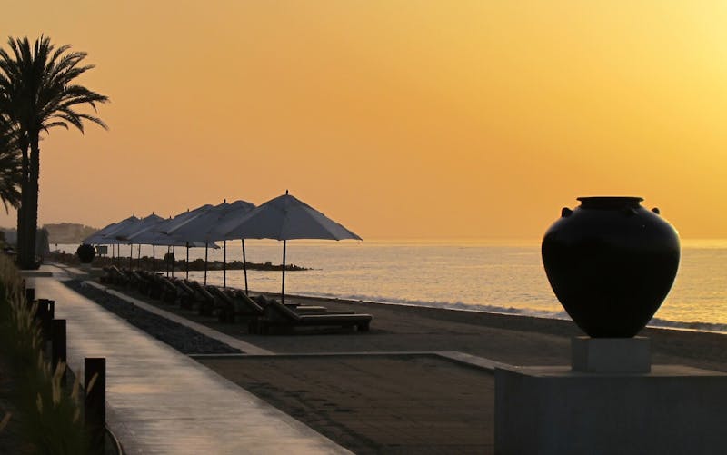 HDHotelOmanThe Chedi Muscat Strand bei Sonnenuntergang