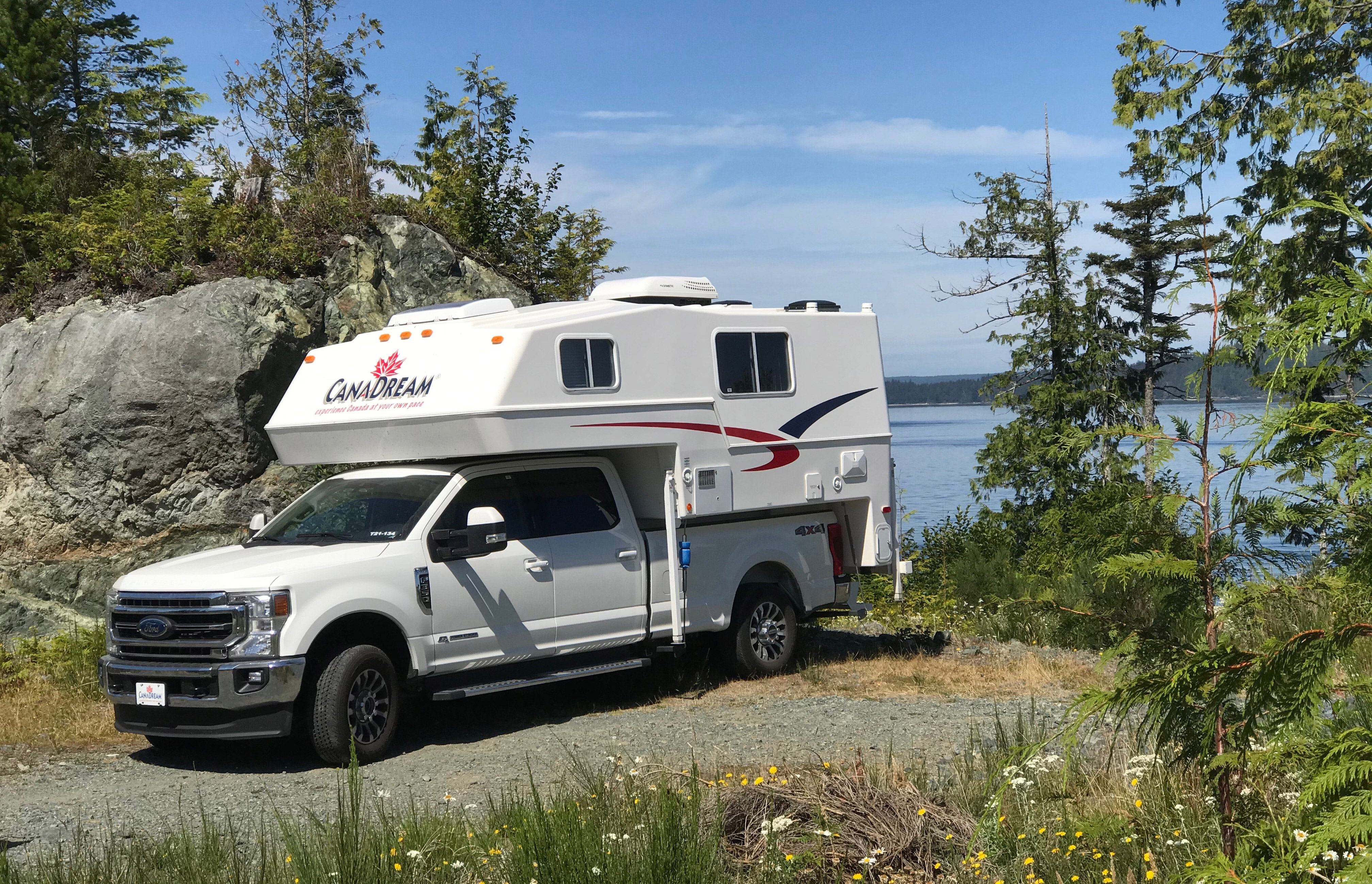 HDFahrzeugeCanadreamTCAAussen zwischen Baeumen