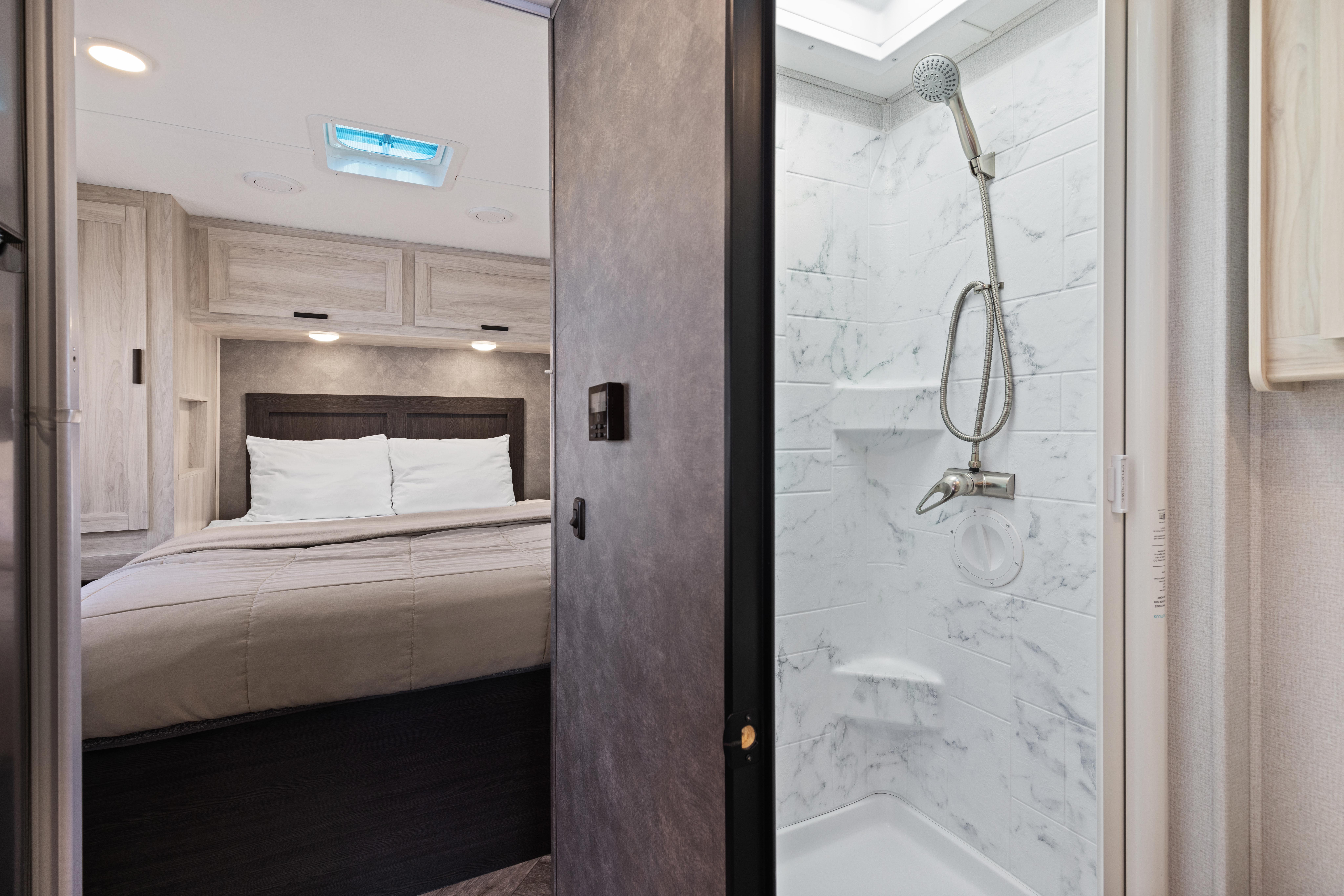 HDFahrzeugeCanadreamMHAinnen Bett und Dusche