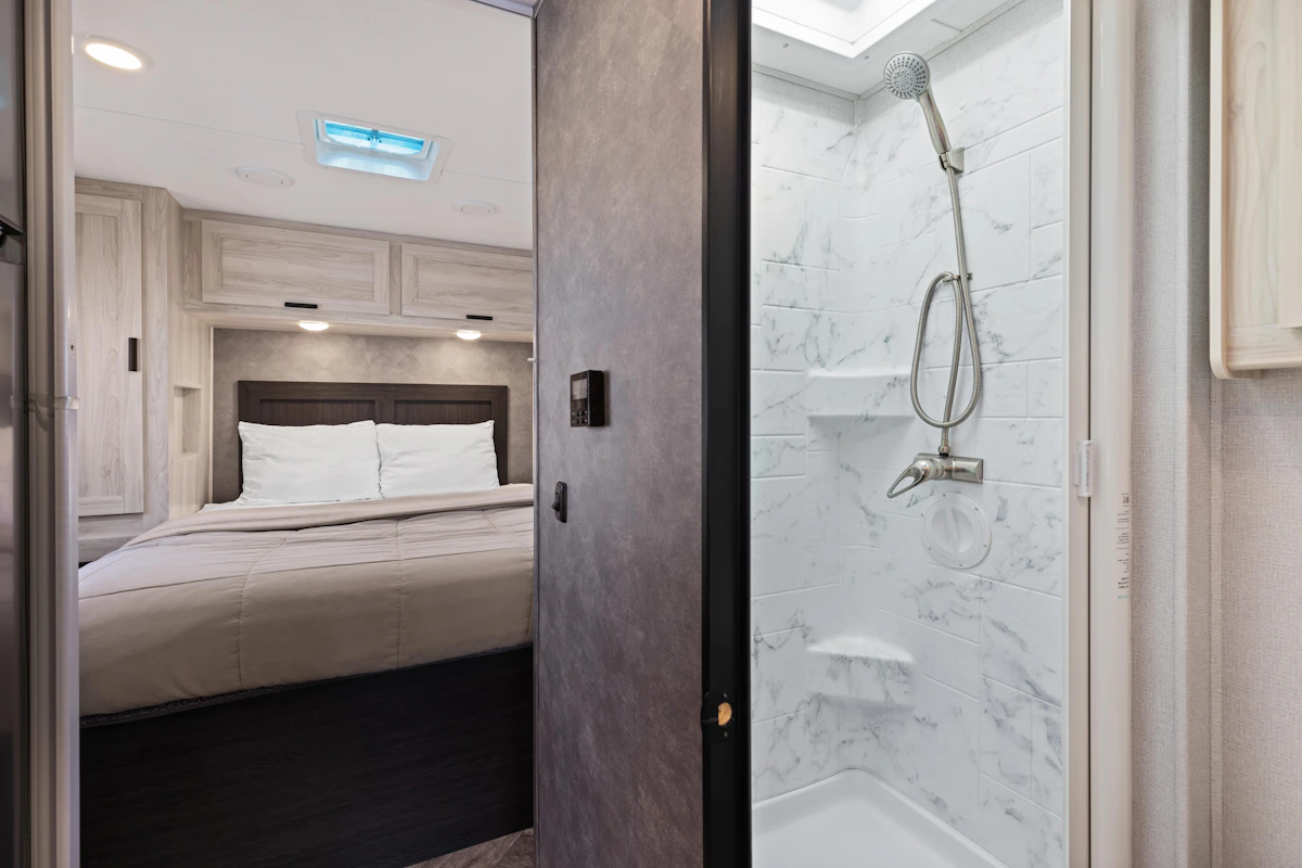 HDFahrzeugeCanadreamMHAinnen Bett und Dusche