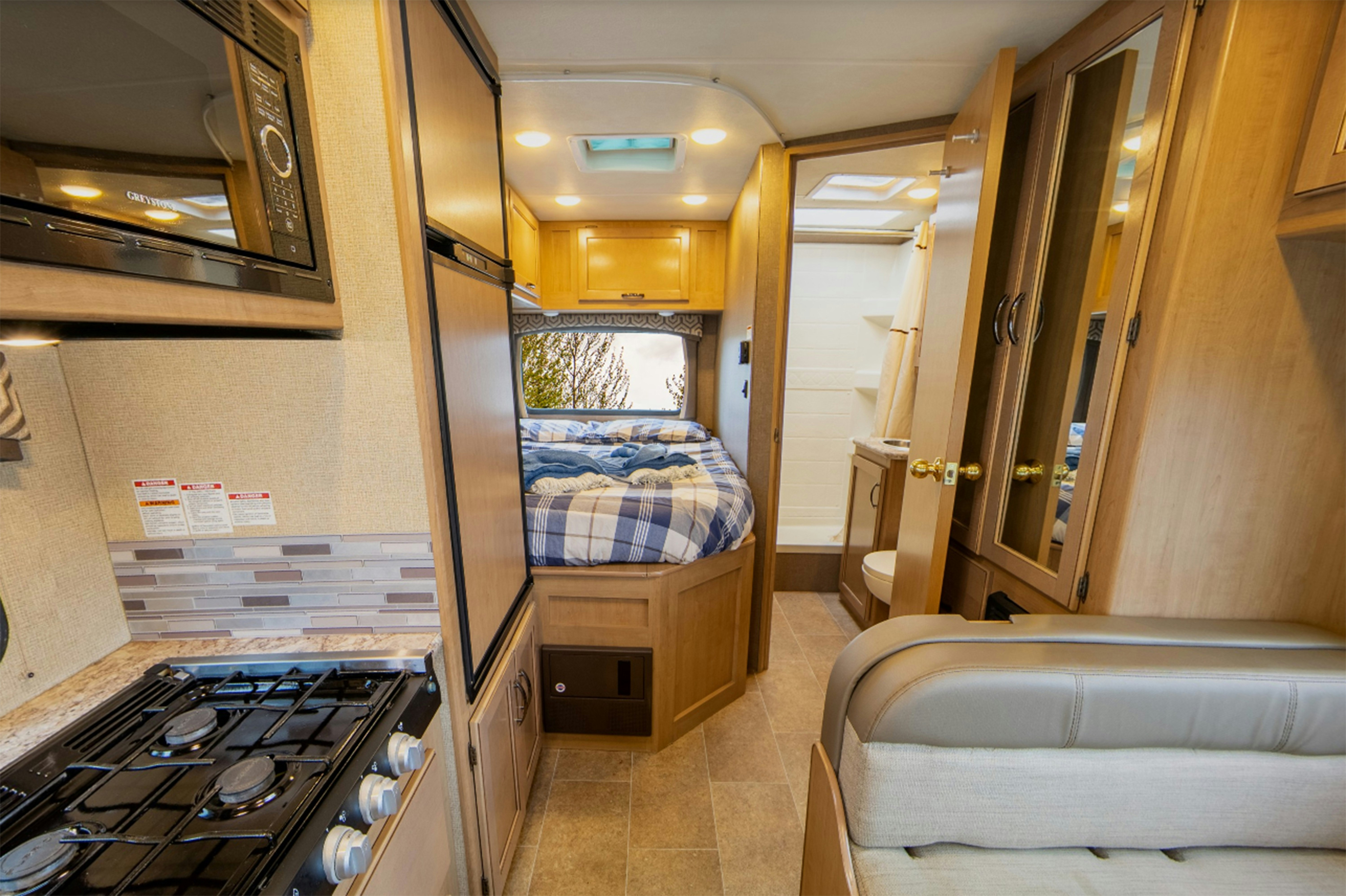 HDFahrzeugeGoNorthMH19 21Interior front to back 2019