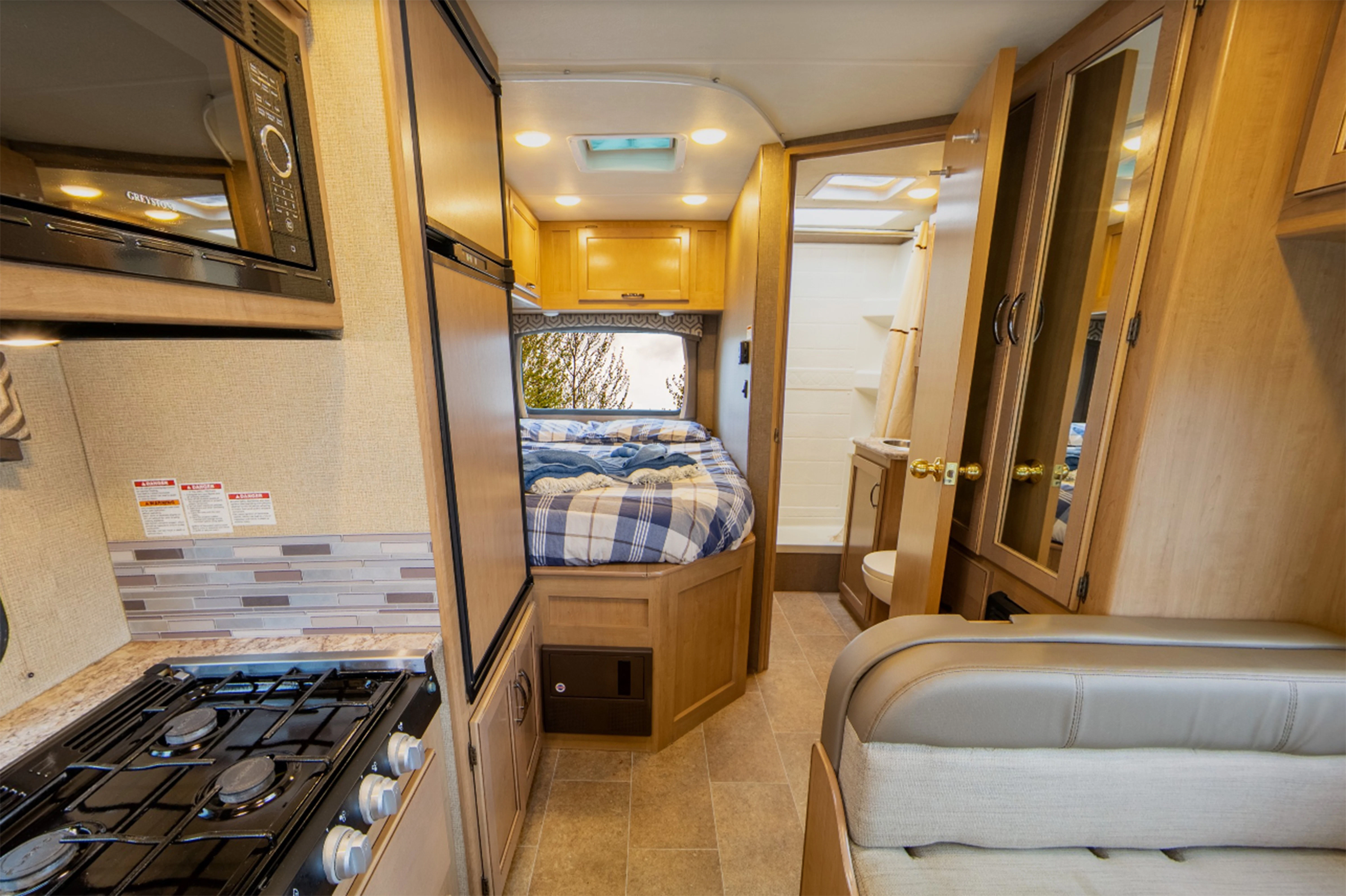 HDFahrzeugeGoNorthMH19 21Interior front to back 2019