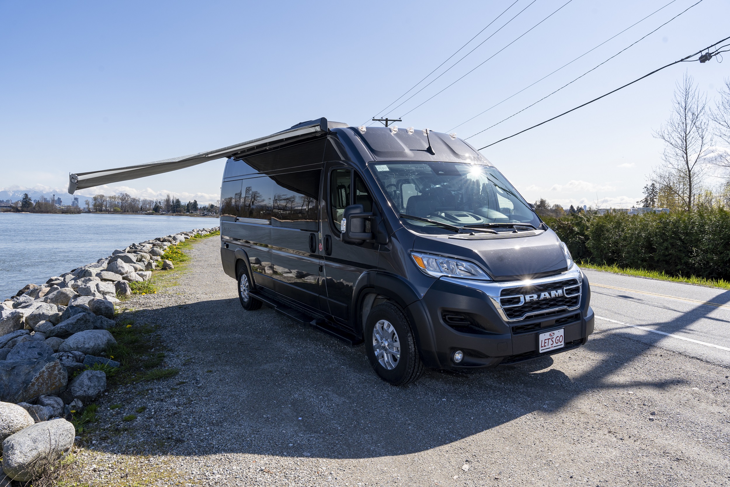 HDFahrzeugeFraserwayVan ConversionAussen mit Markise 1