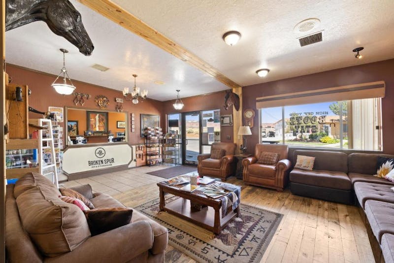 HDHotelUtahTorreyBroken Spur InnLobby