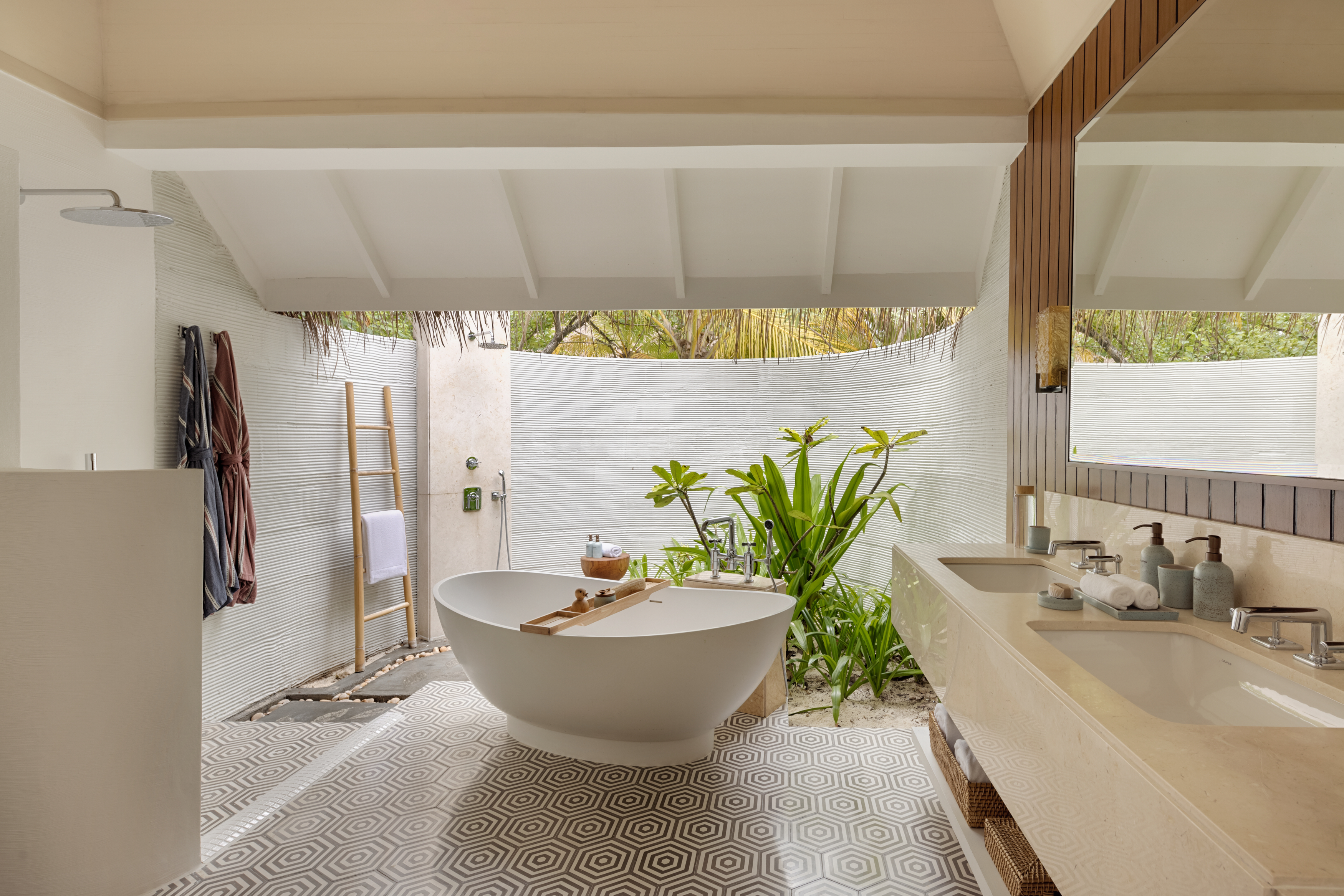 HDHotelMaledivenSix Senses KanuhuraDeluxe Beach Villa With Pool bathroom