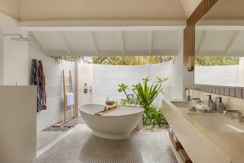HDHotelMaledivenSix Senses KanuhuraDeluxe Beach Villa With Pool bathroom