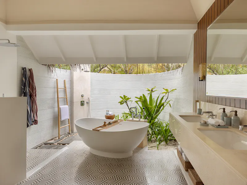 HDHotelMaledivenSix Senses KanuhuraDeluxe Beach Villa With Pool bathroom