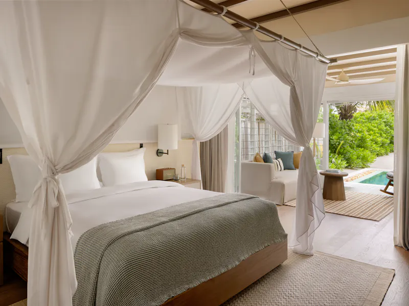 HDHotelMaledivenSix Senses KanuhuraDeluxe Beach Villa With Pool master bedro