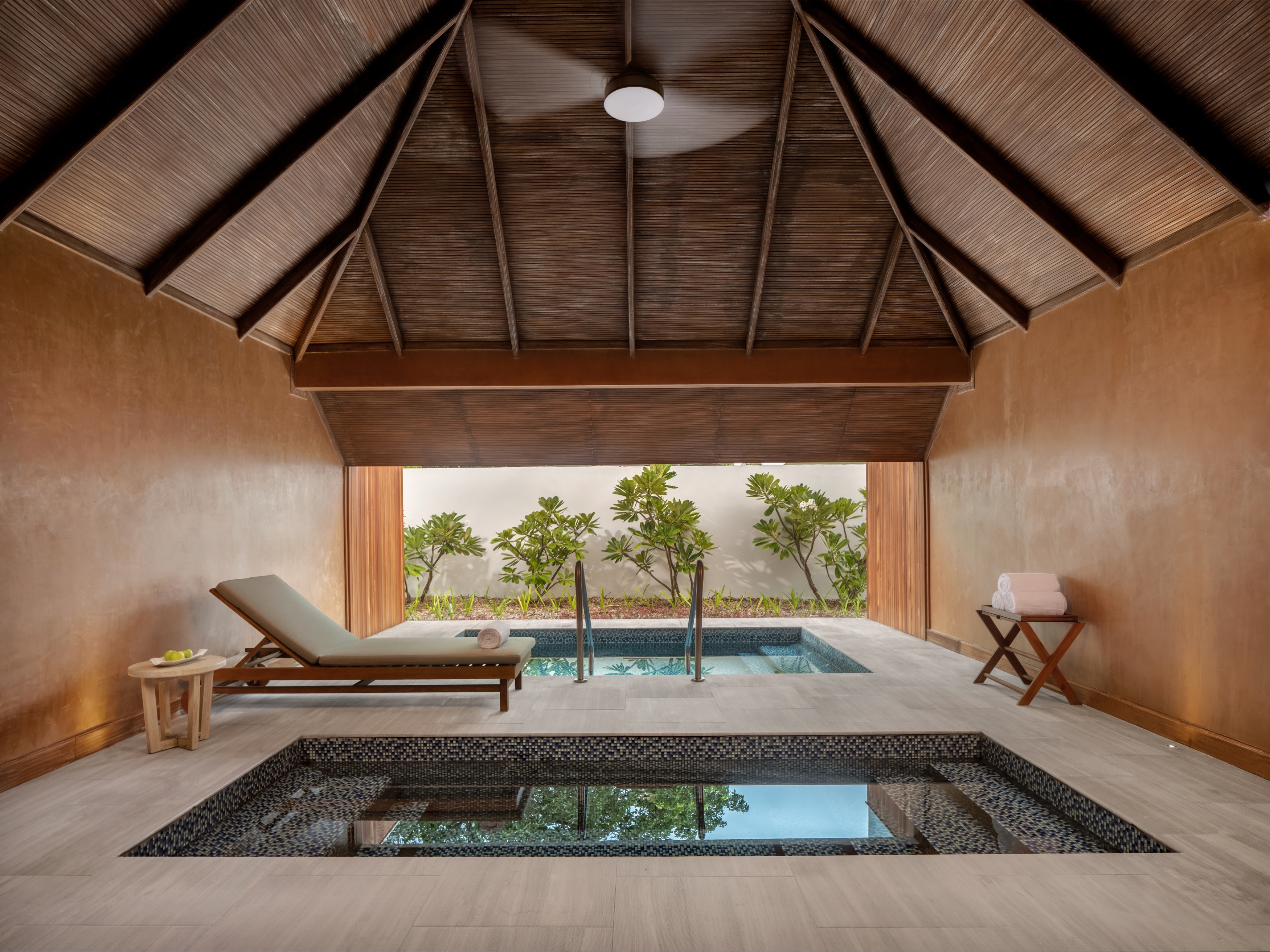 HDHotelMaledivenSix Senses KanuhuraHot Cold plunge pool