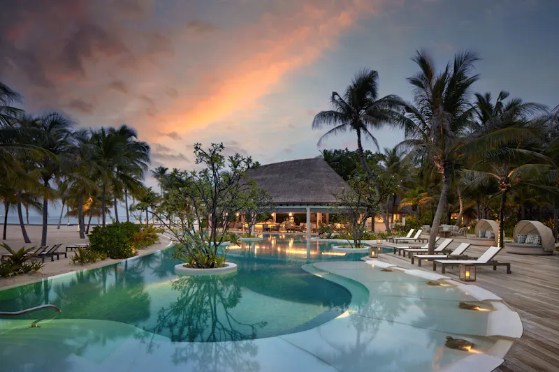 HDHotelMaledivenSix Senses KanuhuraSip Sand Swimming Pool