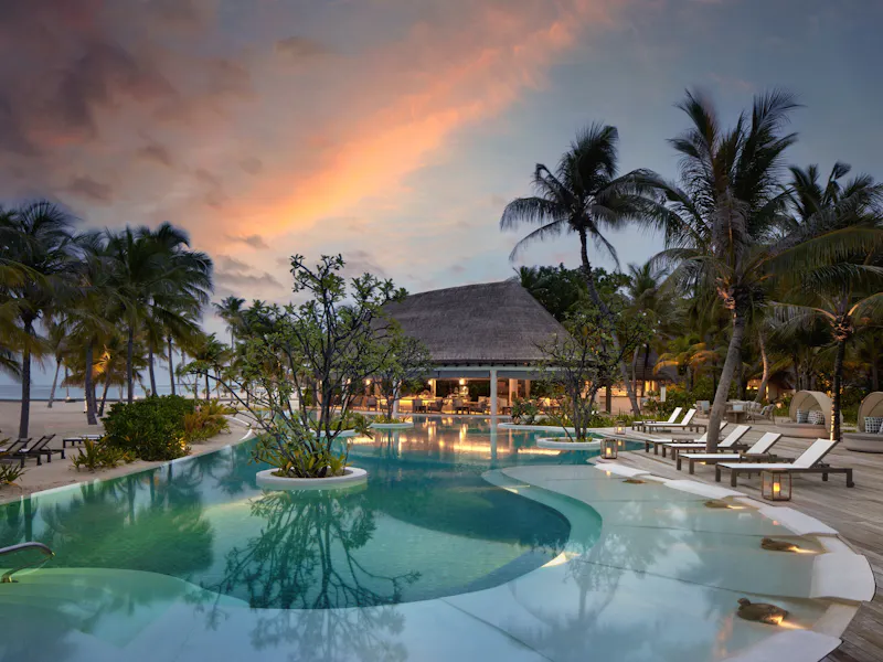 HDHotelMaledivenSix Senses KanuhuraSip Sand Swimming Pool