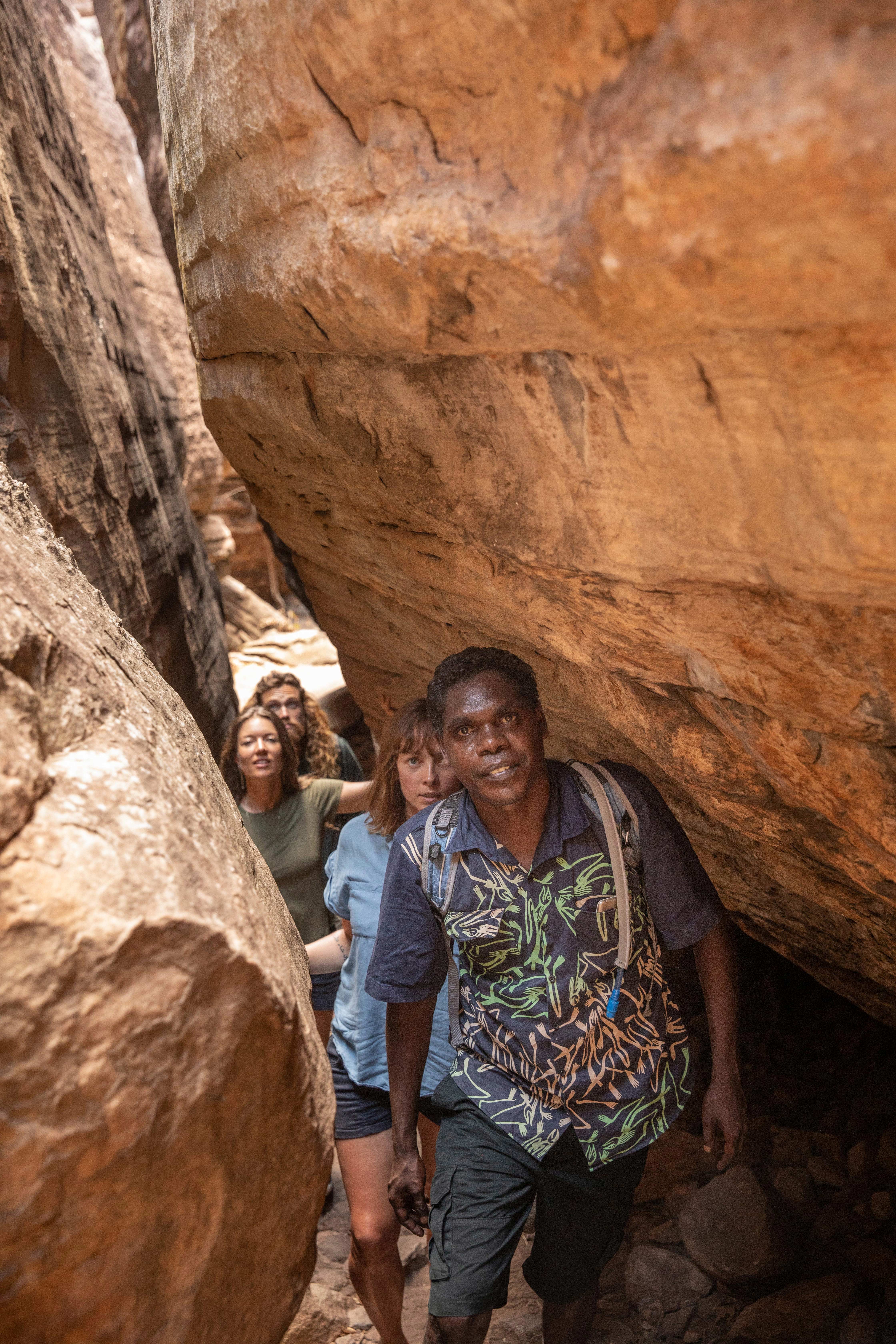 HDAustralienNTArnhem LandAborigine Guide 1013109 TAU