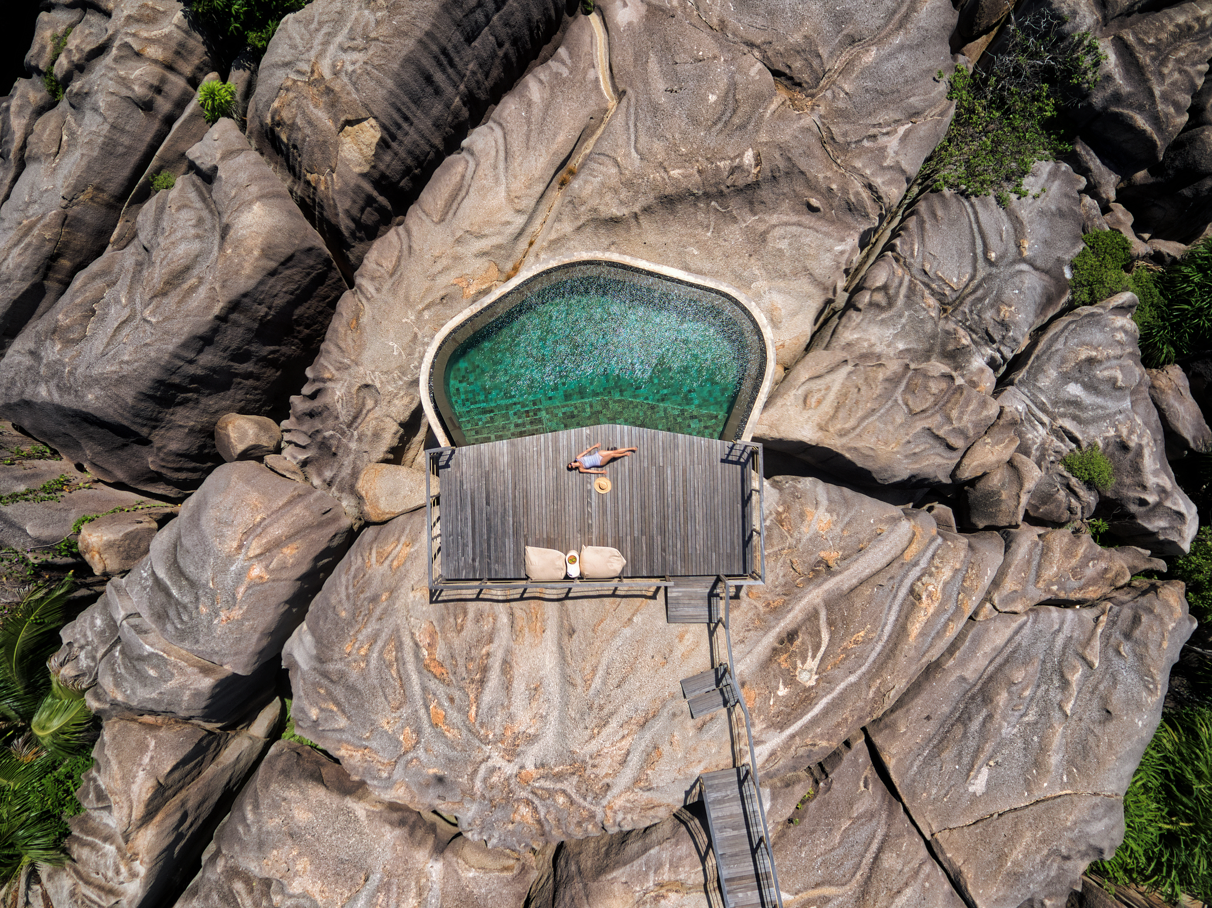 HDHotelSeychellenSix Senses Zil PasyonSpa Aerial Spa Pool Guest