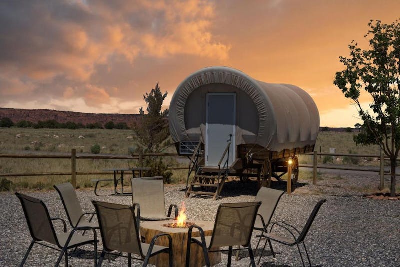 HDHotelUtahTorreyBroken Spur InnWagon