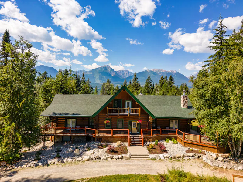 HDHotelBritish ColumbiaGoldenMoberly Lodge2025 MoberlyLodge Exterior 02 Mob