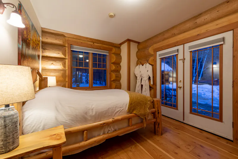 HDHotelBritish ColumbiaGoldenMoberly Lodge2025 MoberlyLodge Interior QueenR
