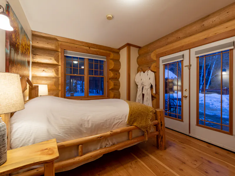 HDHotelBritish ColumbiaGoldenMoberly Lodge2025 MoberlyLodge Interior QueenR