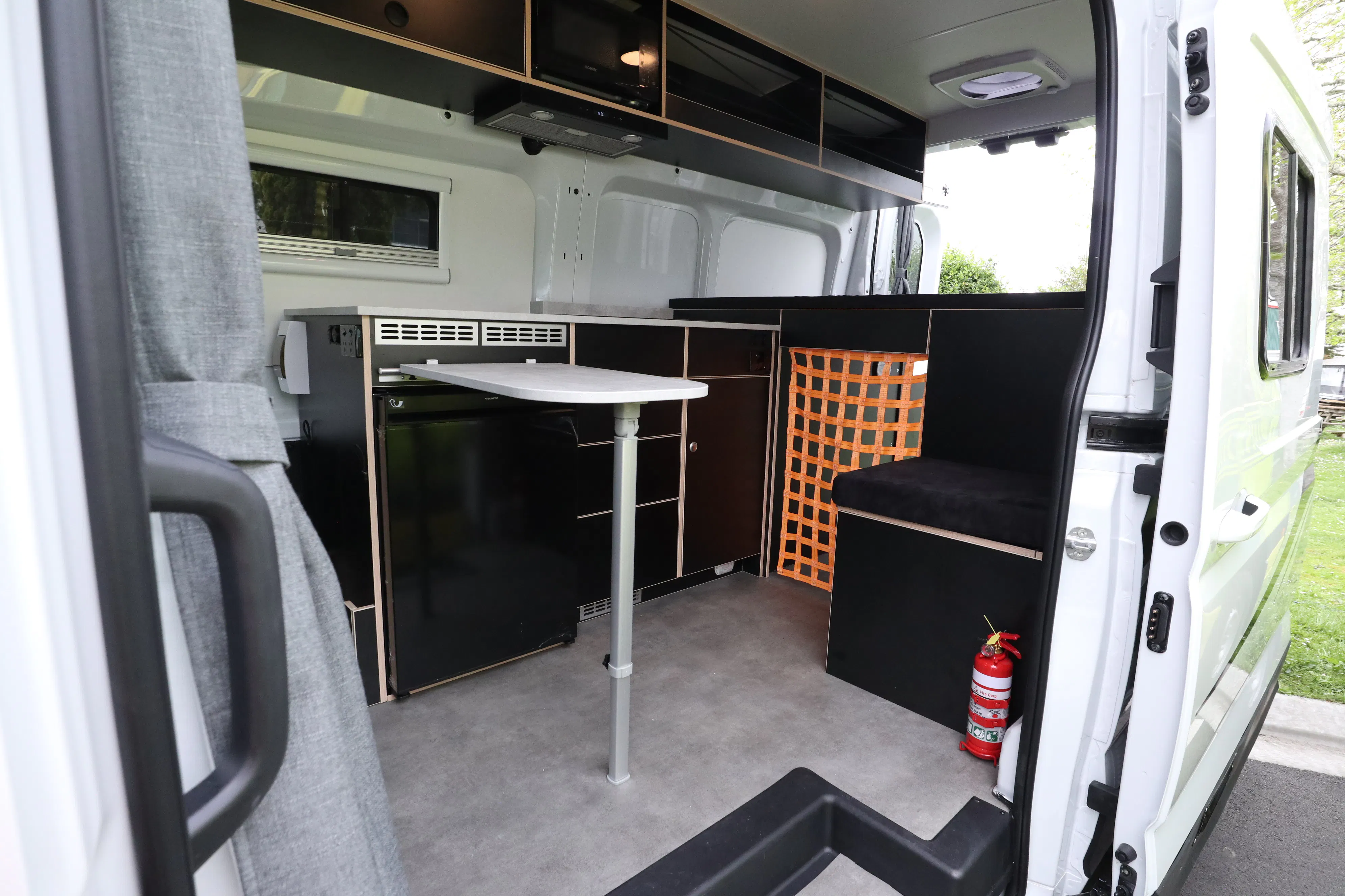 HDFahrzeugeBritz NZHiTopBritz HiTop NZ kitchen table IMG 5139