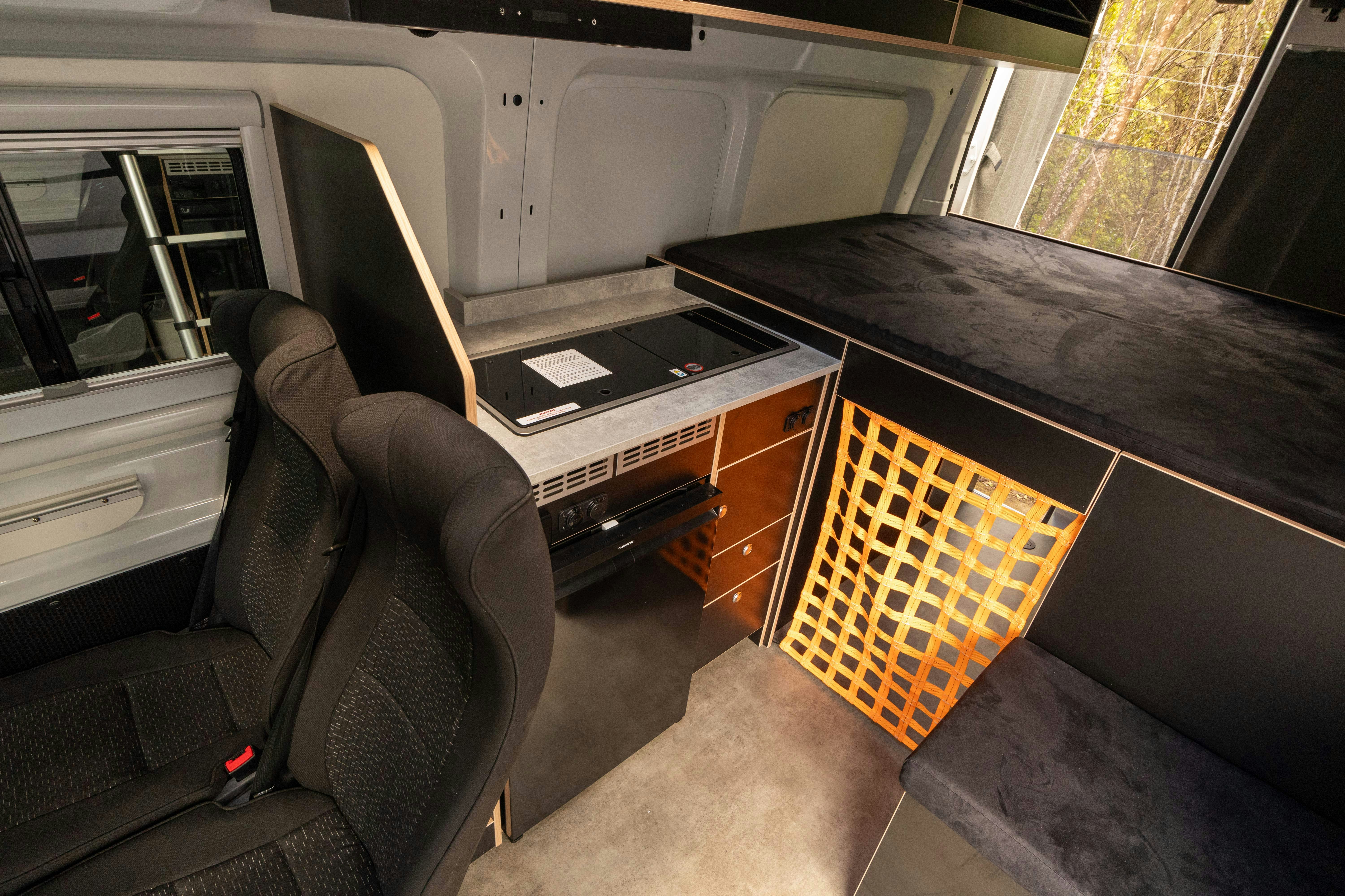 HDFahrzeugeBritz NZVoyagerBritz AUNZ Voyager Kitchen and Bed