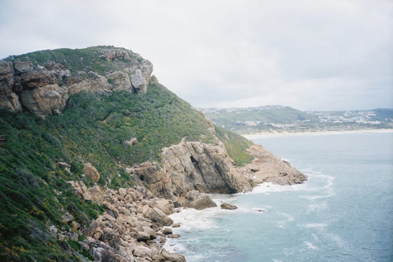 HDSuedafrikaPlettenbergKueste mit Berg