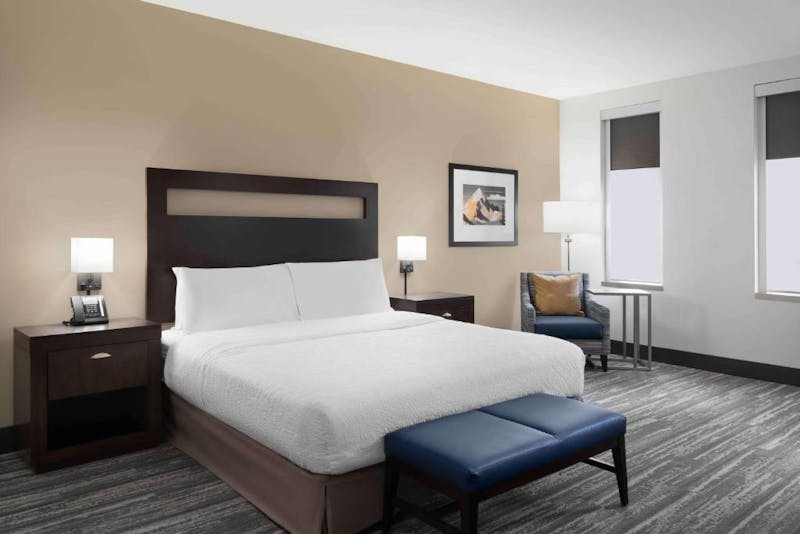 Zimmer mit Kingsize-Bett