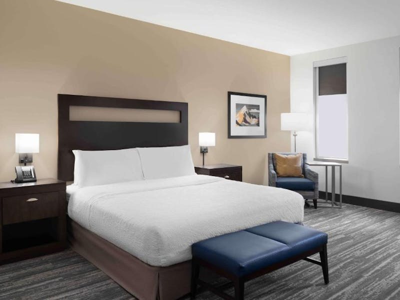 Zimmer mit Kingsize-Bett