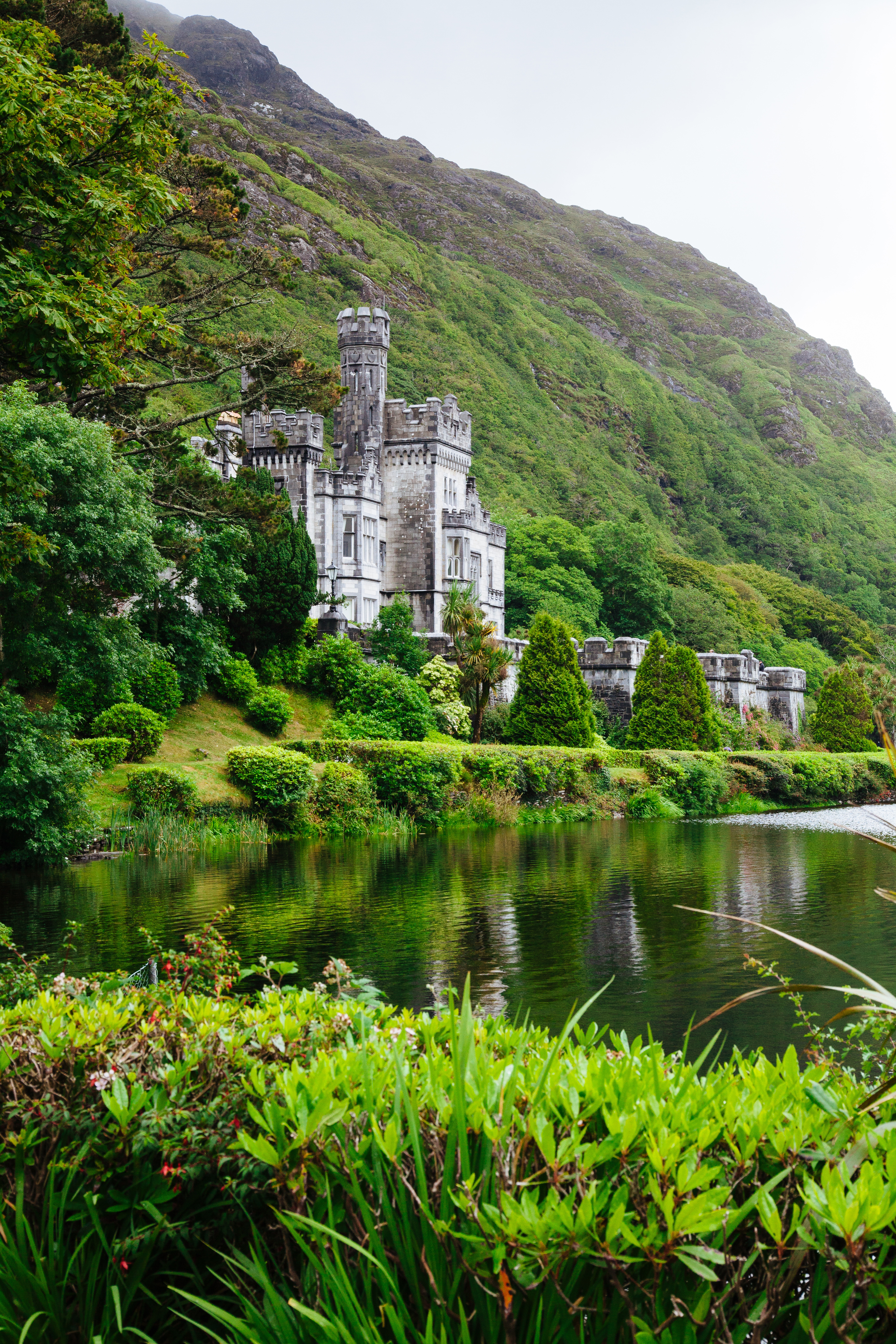 HDIrlandConnemarafascinating vertical shot of the kylemore abbey 2023 11 27 0