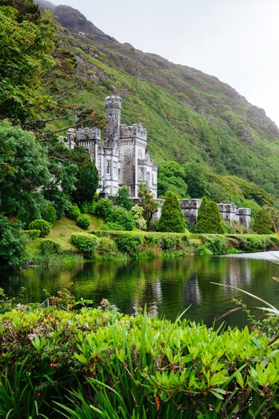 HDIrlandConnemarafascinating vertical shot of the kylemore abbey 2023 11 27 0