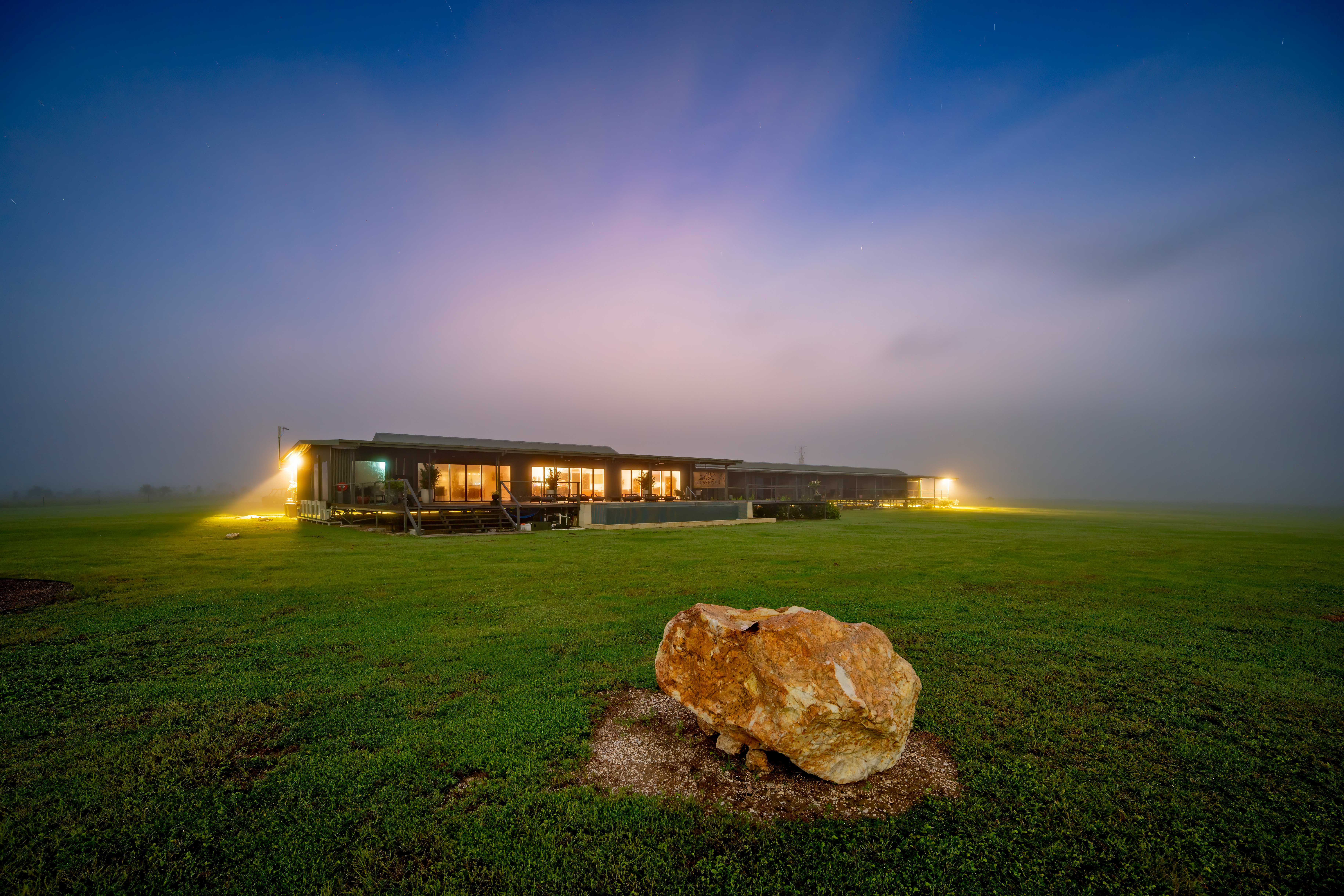 HDHotelAustralienNTFinniss River LodgeLodge bei Nacht