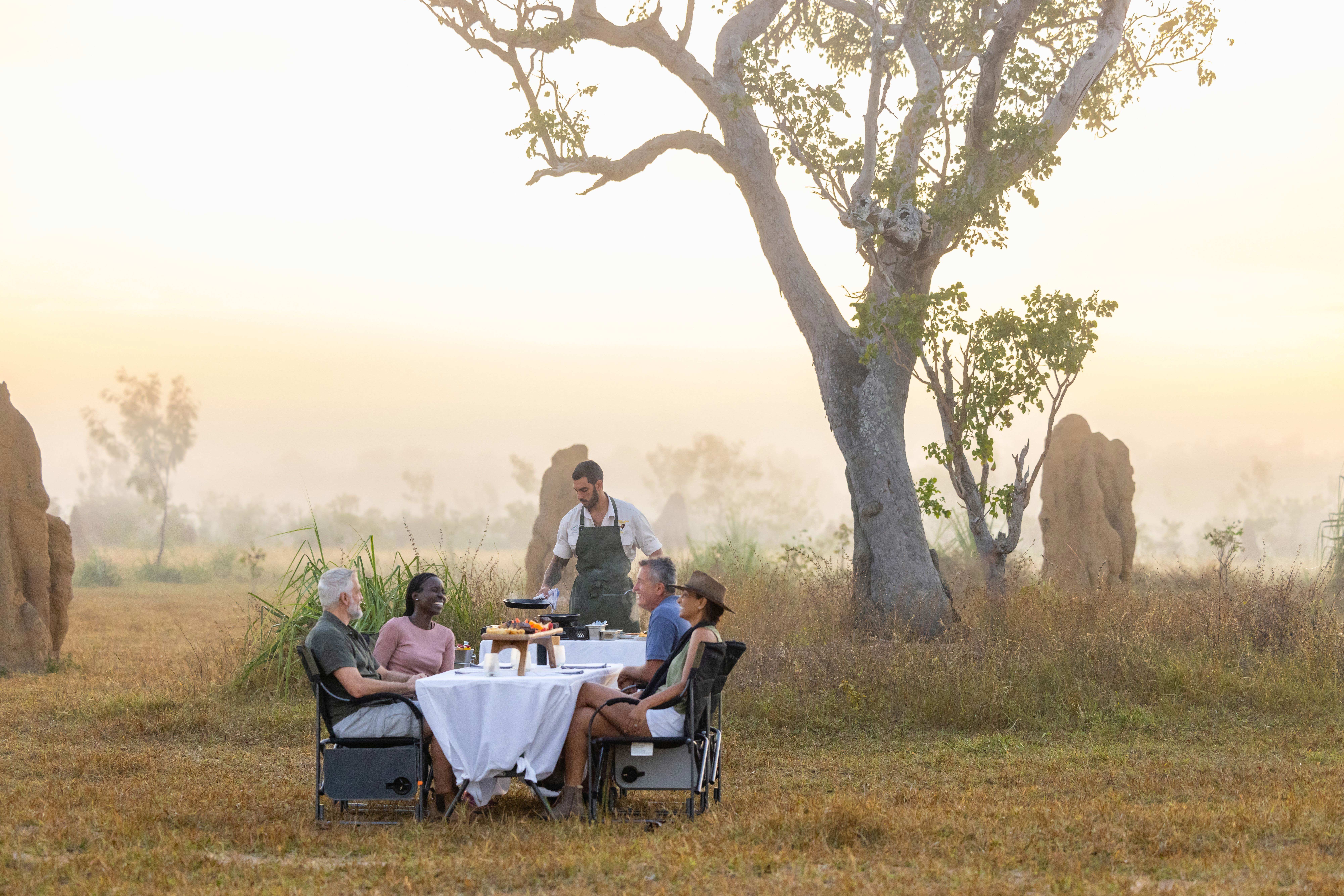 HDHotelAustralienNTFinniss River LodgeOutdoor Dinner