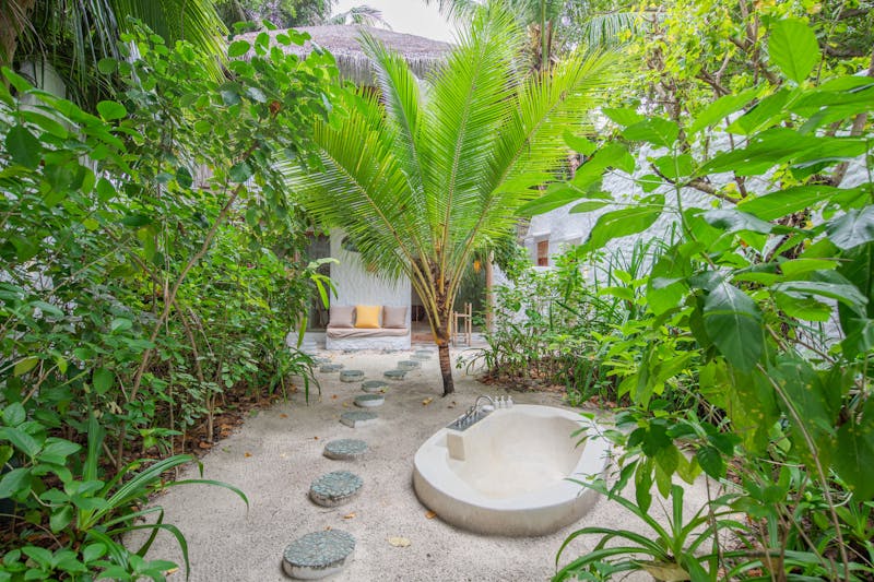 HDHotelMaledivenSoneva FushiAussen Badewanne Crusoe Suite with Pool6