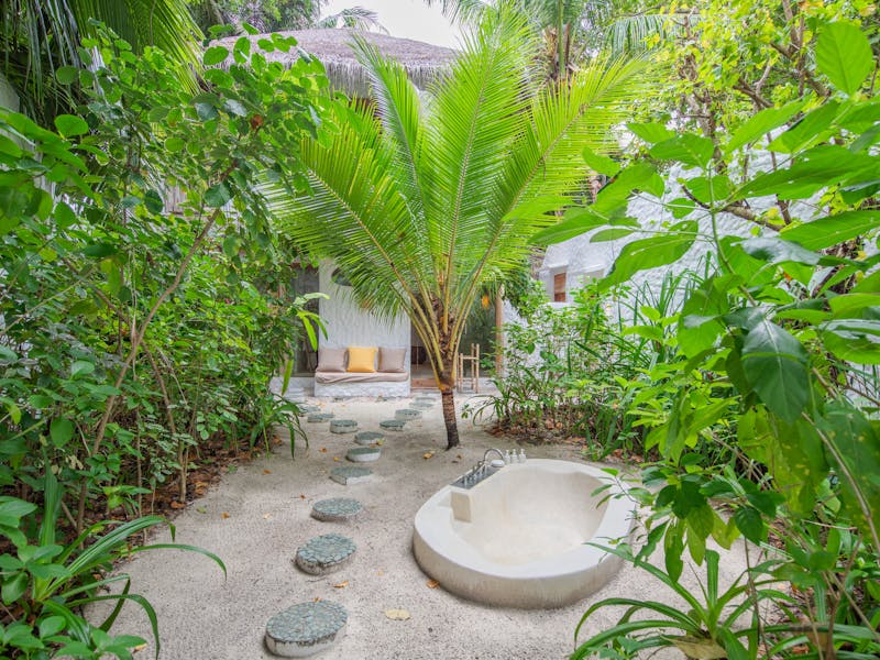 HDHotelMaledivenSoneva FushiAussen Badewanne Crusoe Suite with Pool6