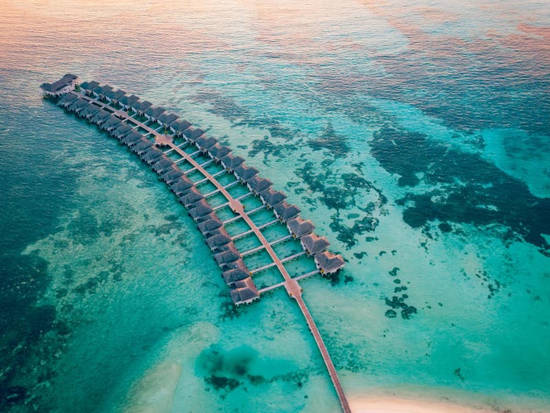 HDHotelMaledivenLUX South Ari AtollDrone Steg2