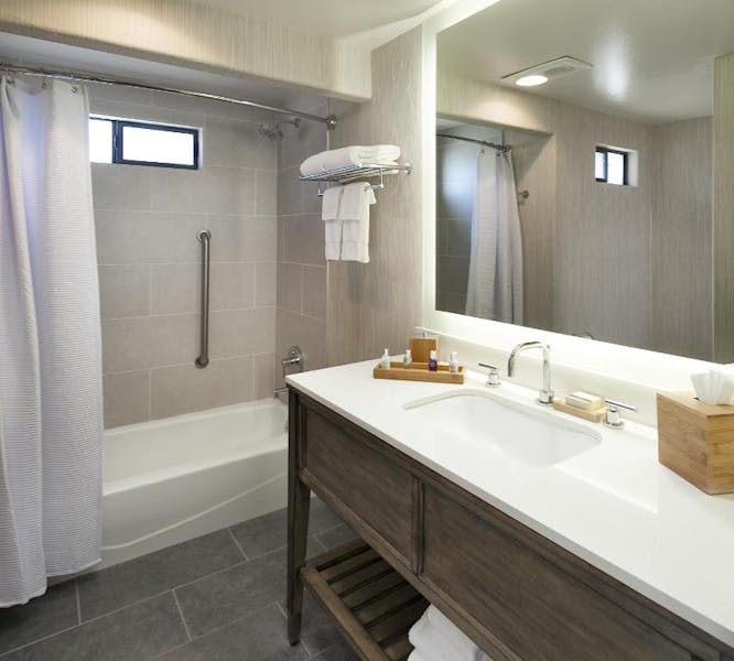 HDHotelCaliforniaCambriaFog Catcher InnBadezimmer