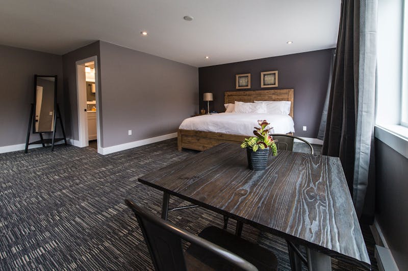 HotelBritish ColumbiaBella Coola Eagle LodgeStandard King YBHELO room 002